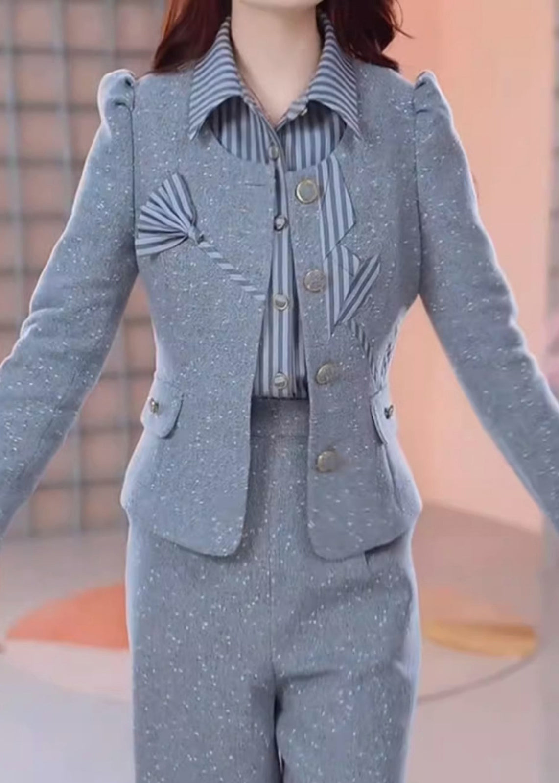 Luvik | Harmaa patchwork-takki, paidat ja housut, kolmen keskenäinen asu