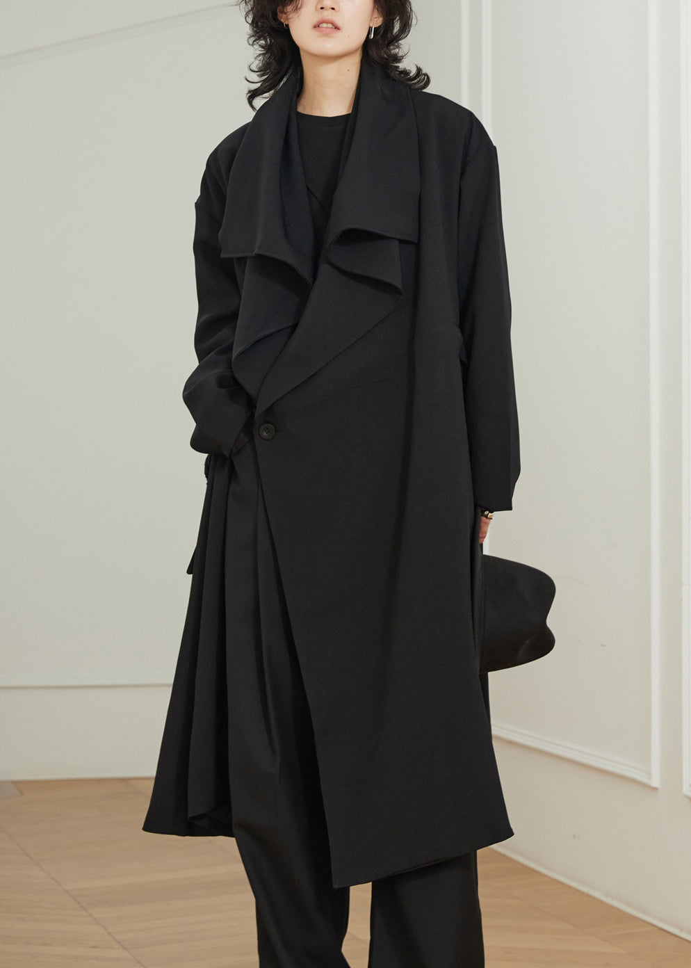 Luvik | Peter Pan kauluksessa musta trench-coat maxi taskuilla