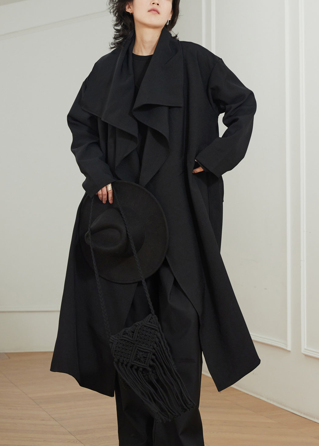 Luvik | Peter Pan kauluksessa musta trench-coat maxi taskuilla