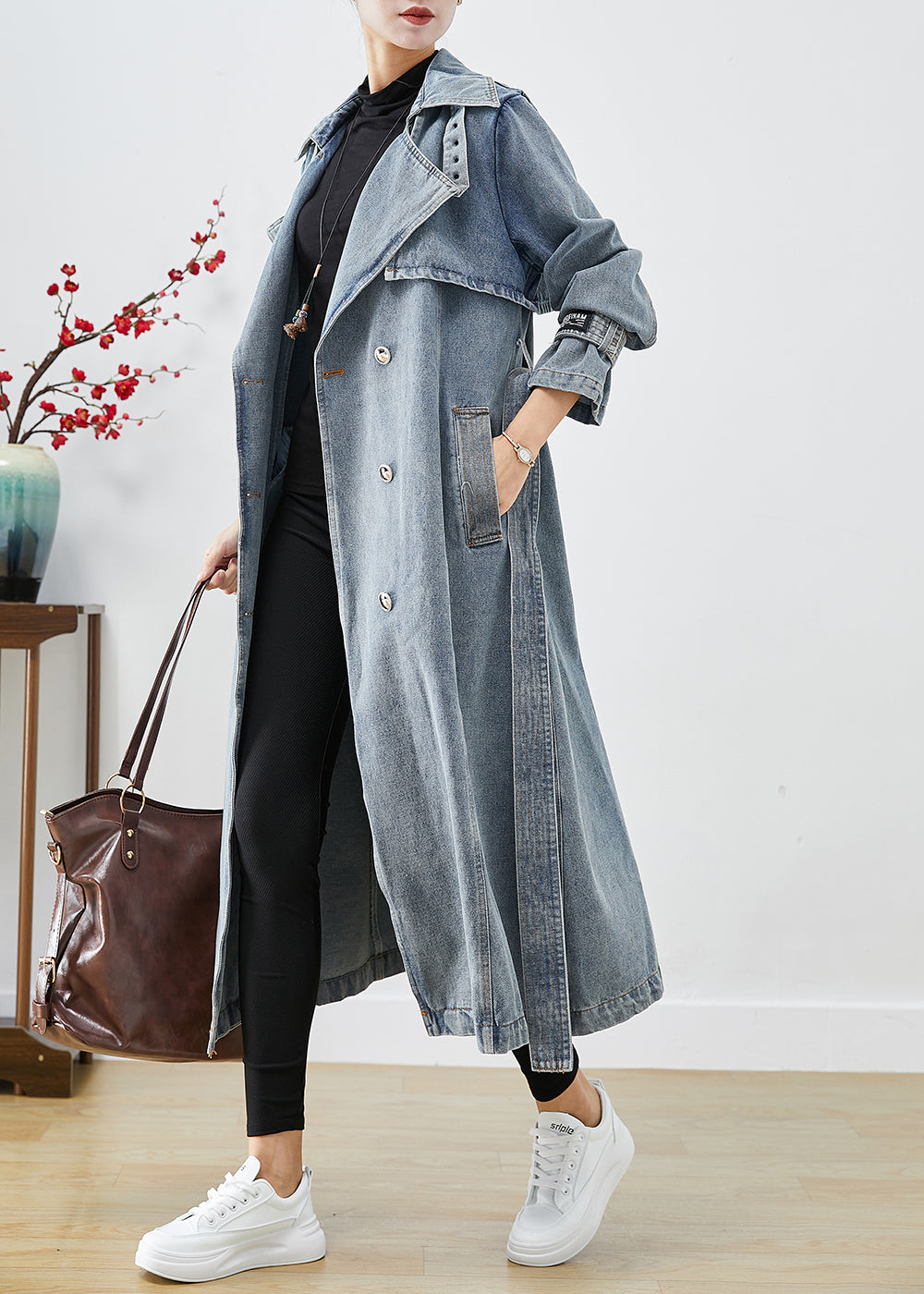 Luvik | Lys blå overlang trench coat og oversized denim med dobbelt rad knapping