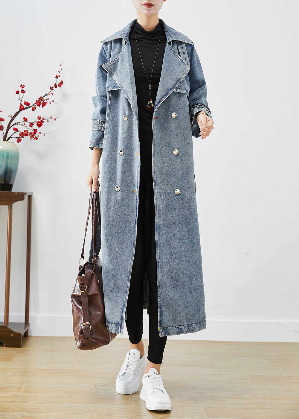 Luvik | Lys blå overlang trench coat og oversized denim med dobbelt rad knapping