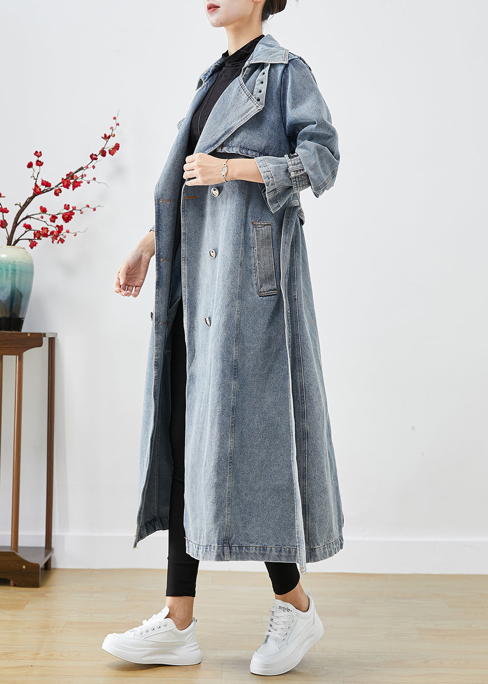 Luvik | Lys blå overlang trench coat og oversized denim med dobbelt rad knapping