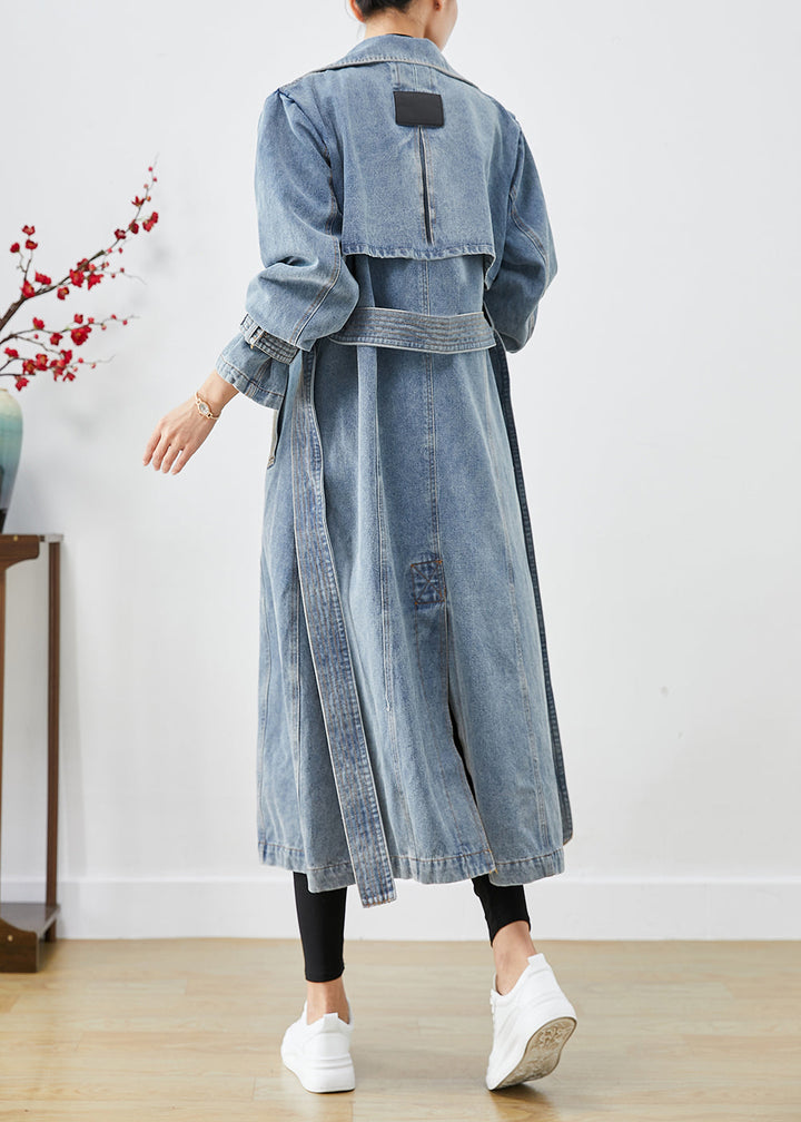 Luvik | Lys blå overlang trench coat og oversized denim med dobbelt rad knapping