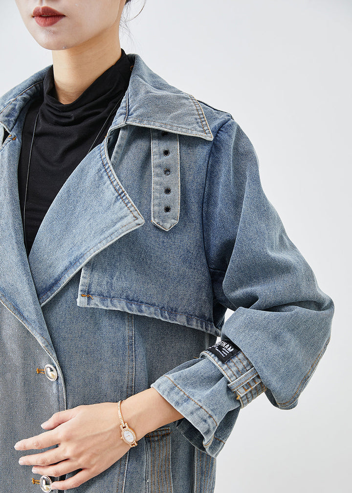 Luvik | Lys blå overlang trench coat og oversized denim med dobbelt rad knapping