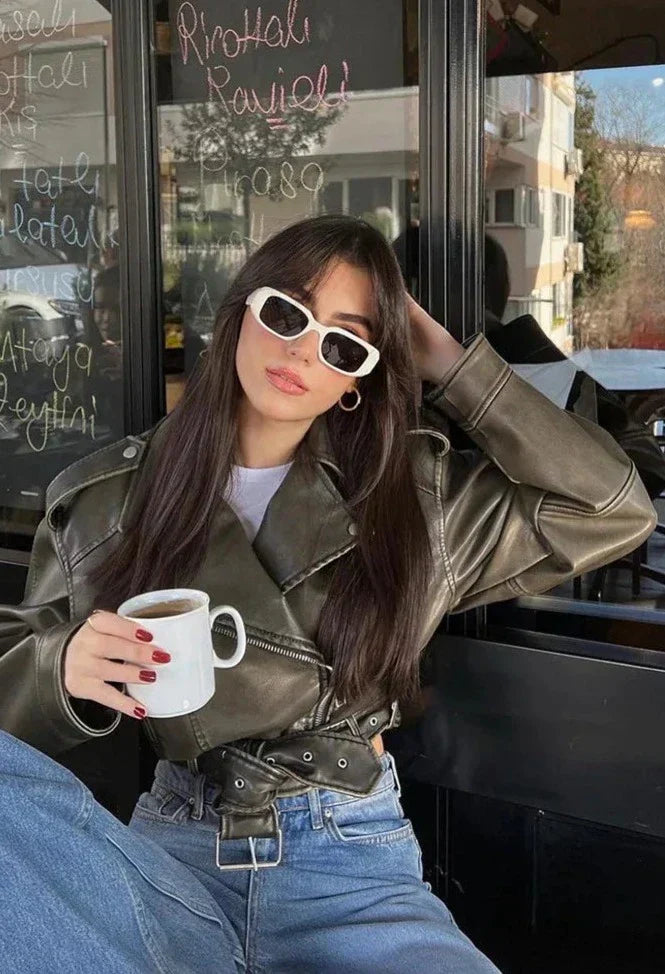 Luvik - Naisten lyhyt keinonahkainen biker-takki muotoonommellulla vyötäröllä