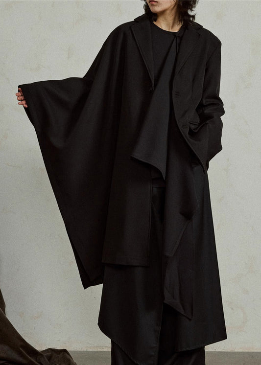 Luvik | Pitkät mustat takit, joissa on epäsymmetrisiä lovipusseja ja viittahihnat