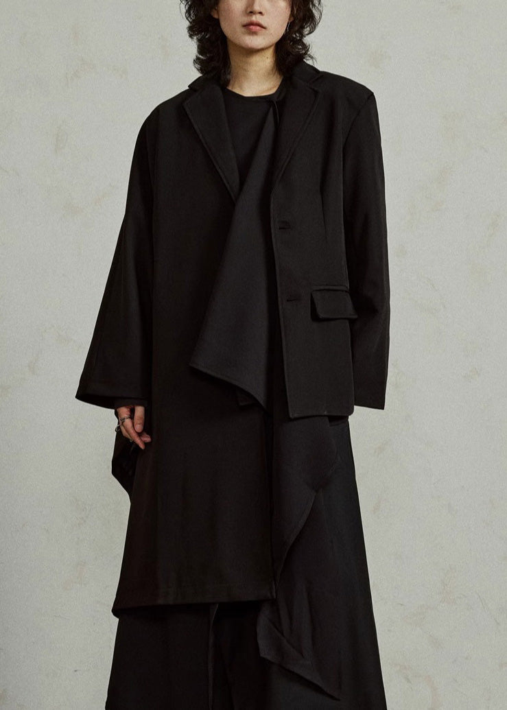 Luvik | Pitkät mustat takit, joissa on epäsymmetrisiä lovipusseja ja viittahihnat