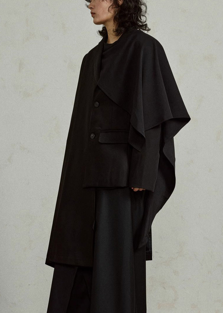 Luvik | Pitkät mustat takit, joissa on epäsymmetrisiä lovipusseja ja viittahihnat