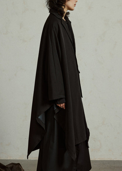 Luvik | Pitkät mustat takit, joissa on epäsymmetrisiä lovipusseja ja viittahihnat