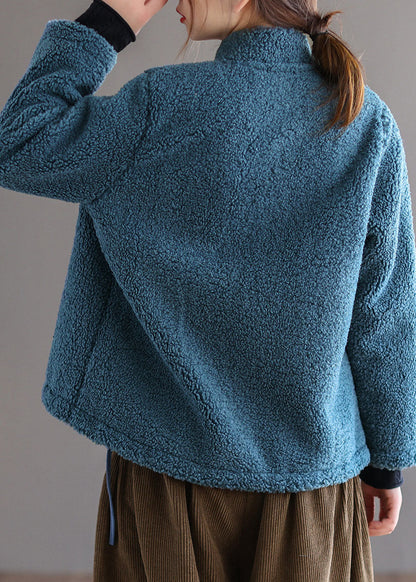 Luvik | V -kauluksella varustettu sinisen napin kanssa brodattu tekoturkishame