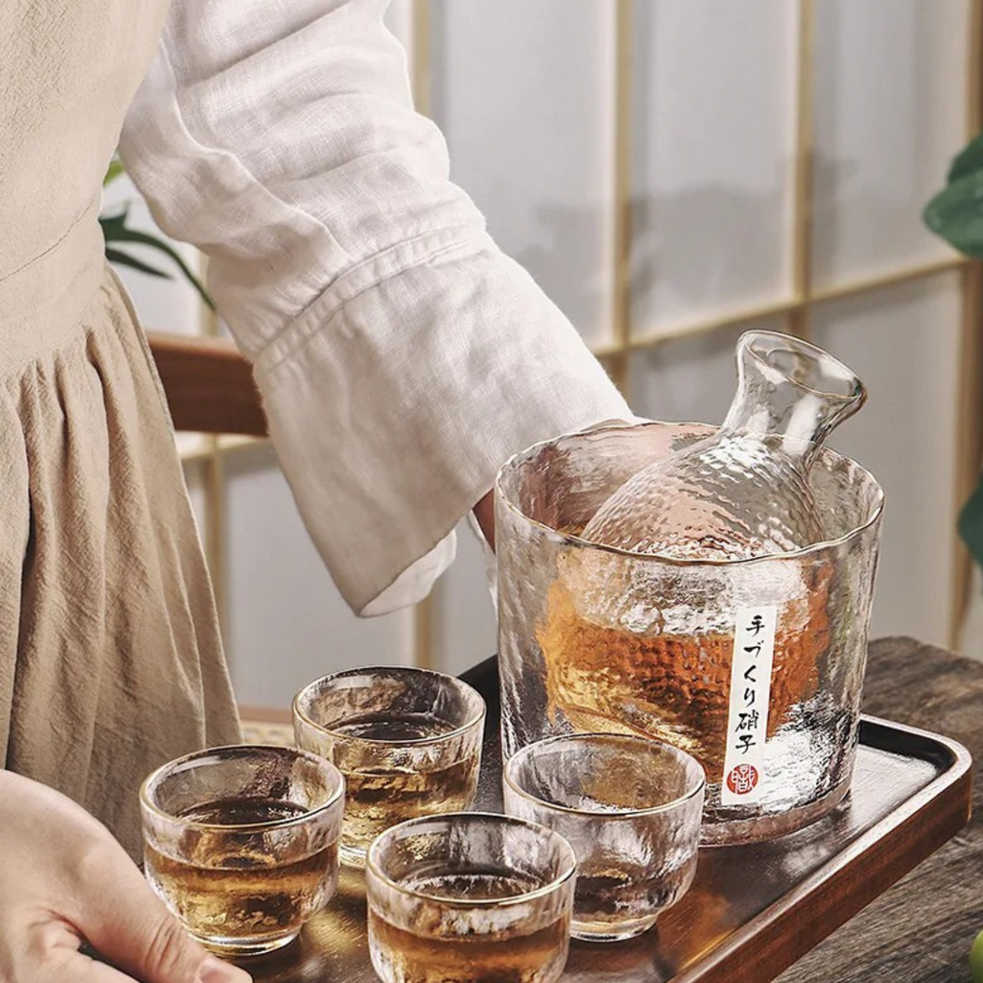 Japansk sake-sett laget av glass – Elegant karaffel med kopper | Perfekt for vin, whisky og likør | Luvikno