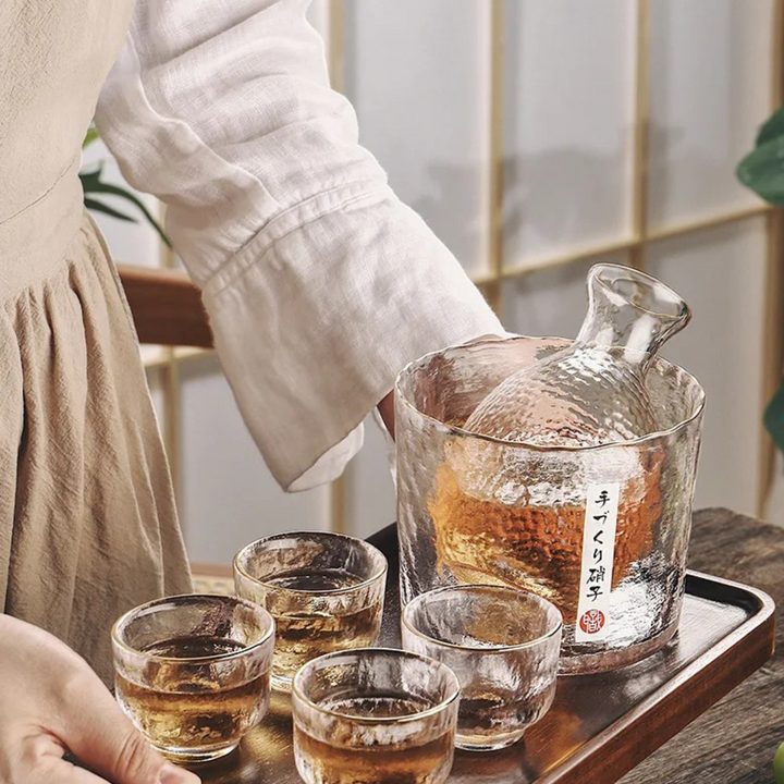 Japansk sake-sett laget av glass – Elegant karaffel med kopper | Perfekt for vin, whisky og likør | Luvikno