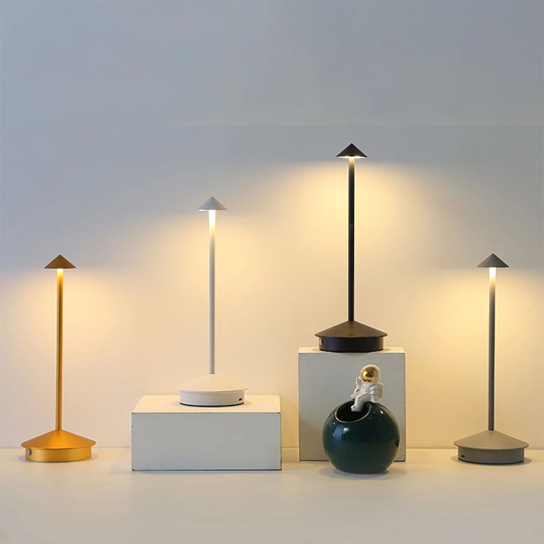 Robyn Arrow LED Bordlampe | Luvikno