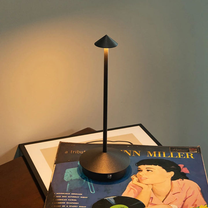 Robyn Arrow LED Bordlampe | Luvikno