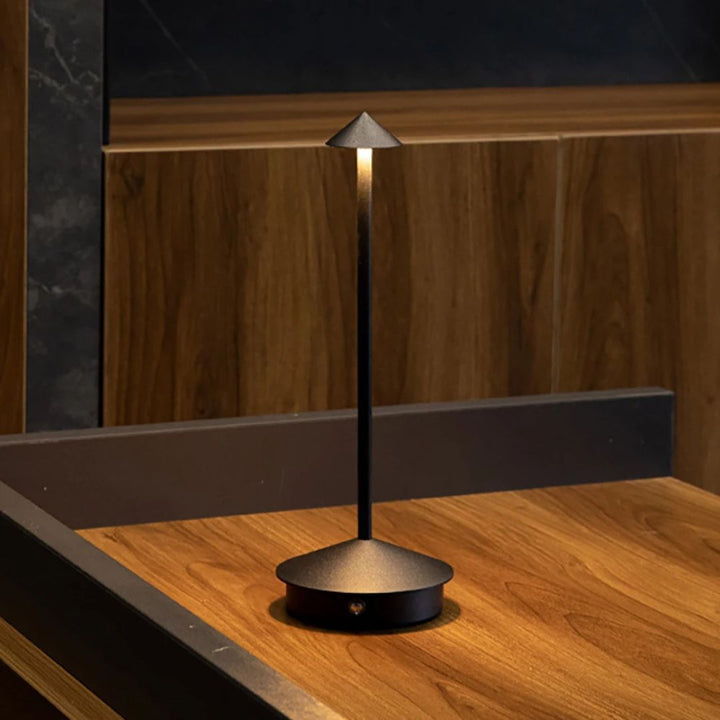 Robyn Arrow LED Bordlampe | Luvikno