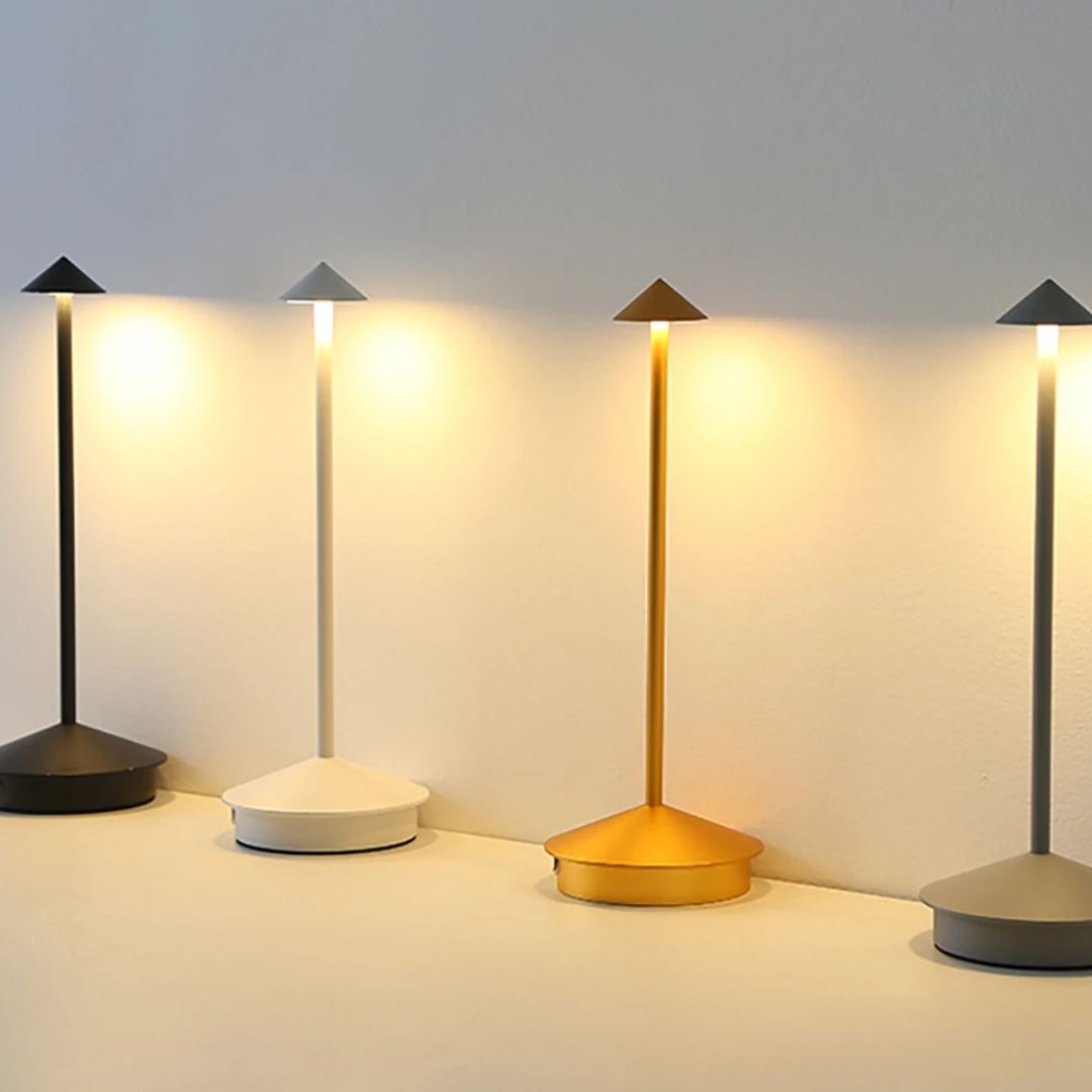 Robyn Arrow LED Bordlampe | Luvikno