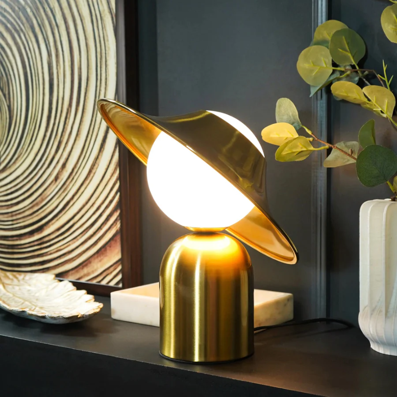 GoldAura Bordlampe - Elegant Gylden Belysning for Hjemmet Luvikno