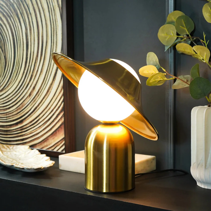 GoldAura Bordlampe - Elegant Gylden Belysning for Hjemmet Luvikno