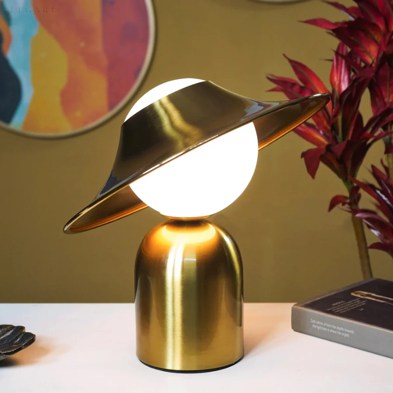GoldAura Bordlampe - Elegant Gylden Belysning for Hjemmet Luvikno