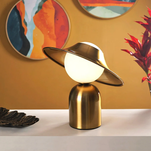 GoldAura Bordlampe - Elegant Gylden Belysning for Hjemmet Luvikno