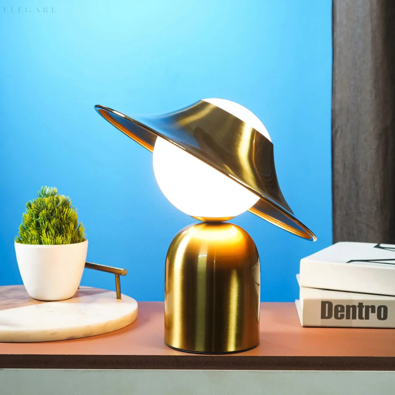 GoldAura Bordlampe - Elegant Gylden Belysning for Hjemmet Luvikno