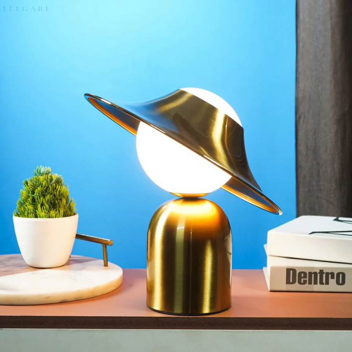 GoldAura Bordlampe - Elegant Gylden Belysning for Hjemmet Luvikno