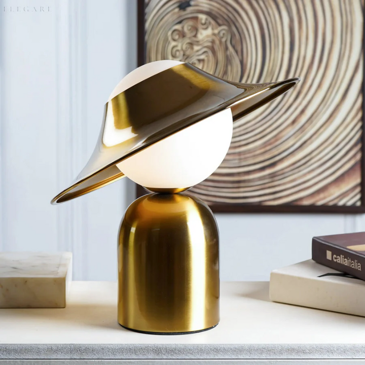GoldAura Bordlampe - Elegant Gylden Belysning for Hjemmet Luvikno