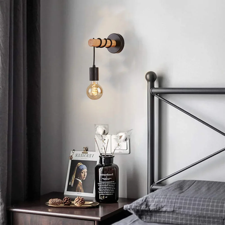 Svart industriell vegglampe med trebase | Luvikno