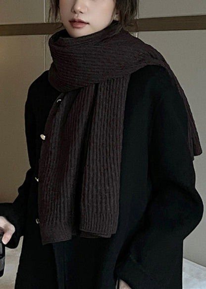 Luvik | Mustan nappitekon tehokkaat neuleet avonaisella kaula-aukolla