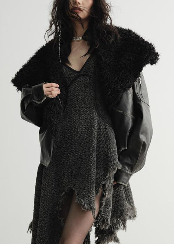 Luvik | Tekonahkakuoret taskuilla ja mustalla turkiskauluksella