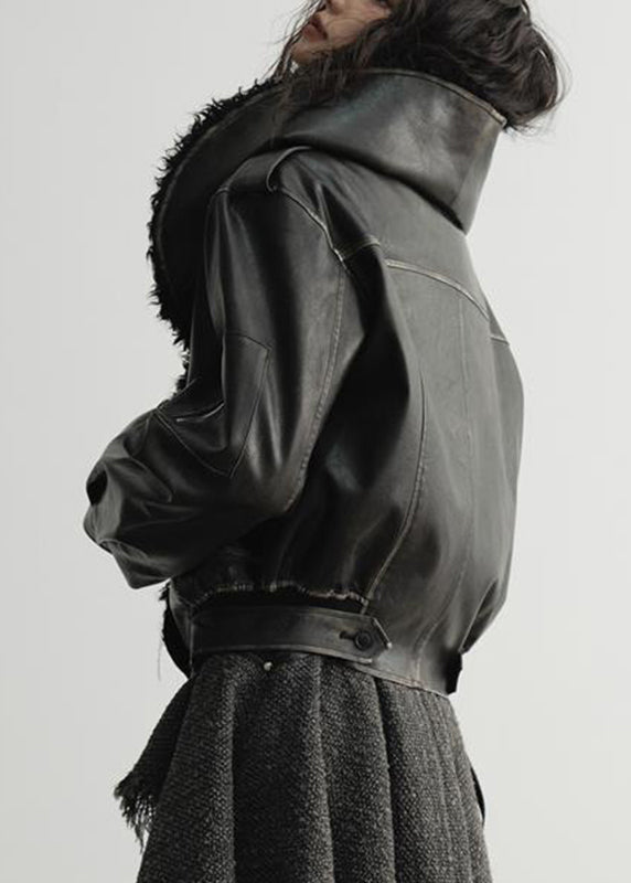 Luvik | Tekonahkakuoret taskuilla ja mustalla turkiskauluksella