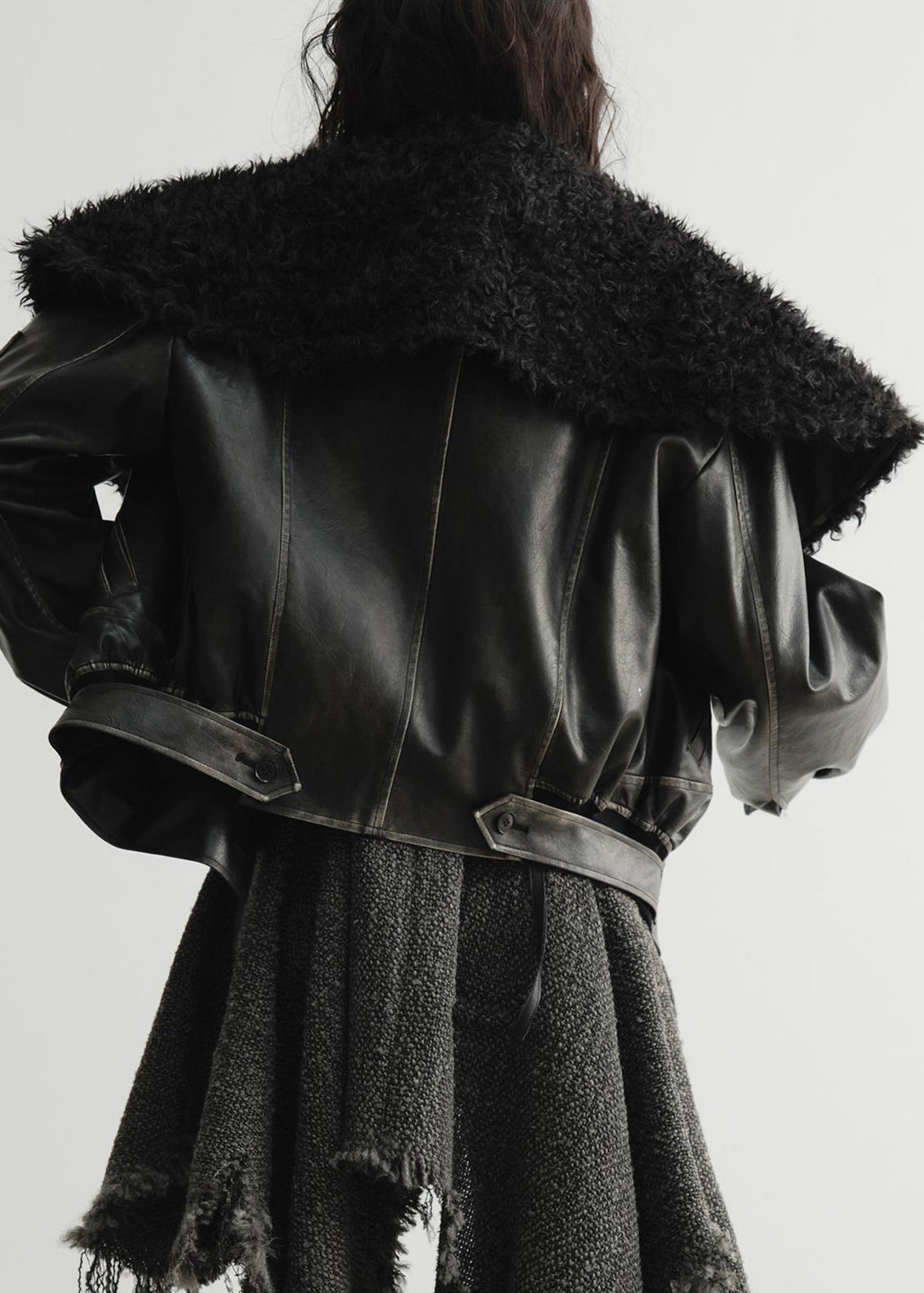 Luvik | Tekonahkakuoret taskuilla ja mustalla turkiskauluksella