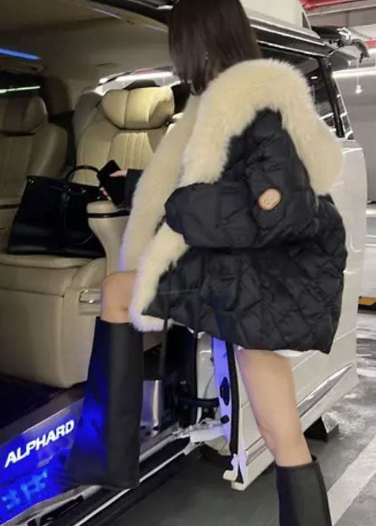 Luvik | Ylisuuri talvitakki, jossa on vihreä ankan höyhenistä valmistettu turkisbruque