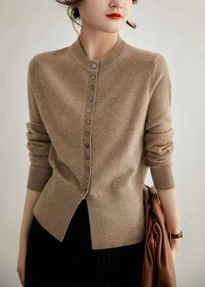 Luvik | Vahva neuletakki punaisilla napilla O-kaula-aukolla