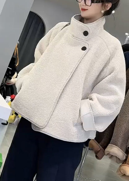 Luvik | Värikäs takki taskuilla, keinotekoista turkkia, korkeakauluksella valkoinen