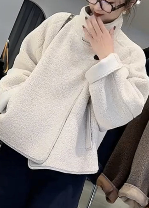 Luvik | Värikäs takki taskuilla, keinotekoista turkkia, korkeakauluksella valkoinen