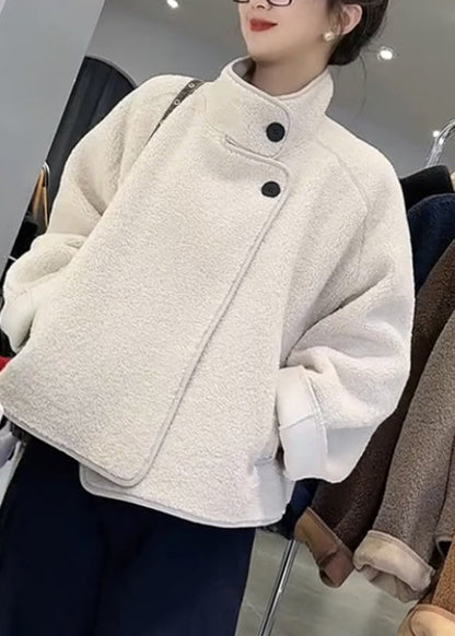 Luvik | Värikäs takki taskuilla, keinotekoista turkkia, korkeakauluksella valkoinen