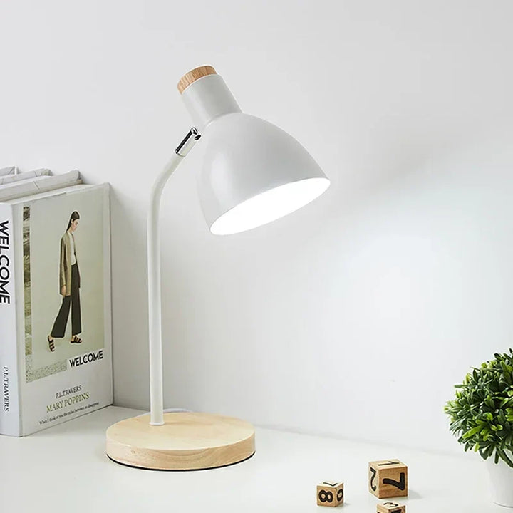 Tre Bordlampe – Kreativ Skandinavisk Skrivebordslampe laget av Tre og Metall | Luvikno