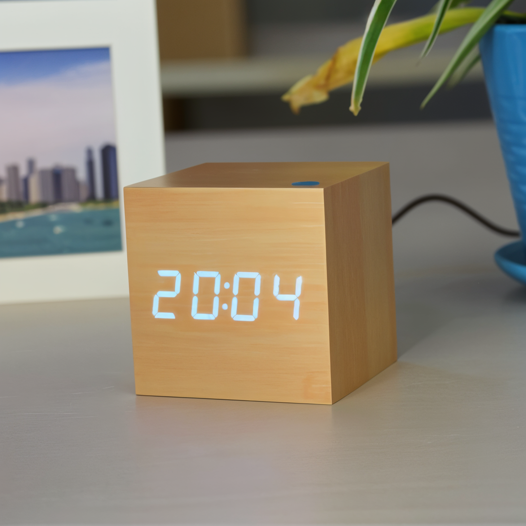 Luvikno | Elegant Digital LED Klokke i Tre