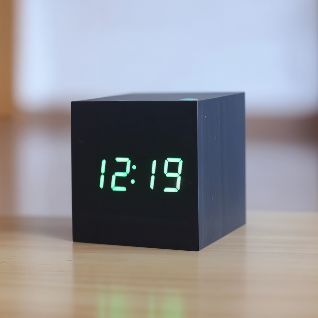 Luvikno | Elegant Digital LED Klokke i Tre