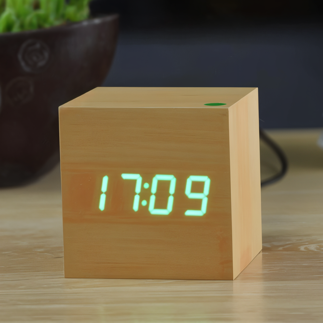 Luvikno | Elegant Digital LED Klokke i Tre