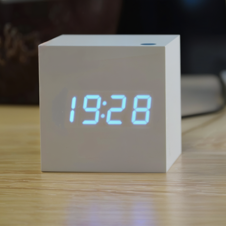 Luvikno | Elegant Digital LED Klokke i Tre