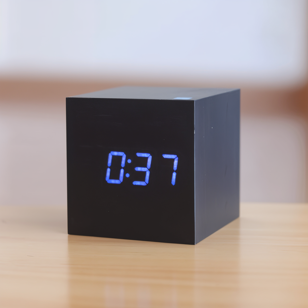 Luvikno | Elegant Digital LED Klokke i Tre