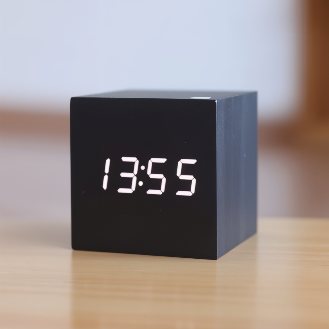 Luvikno | Elegant Digital LED Klokke i Tre