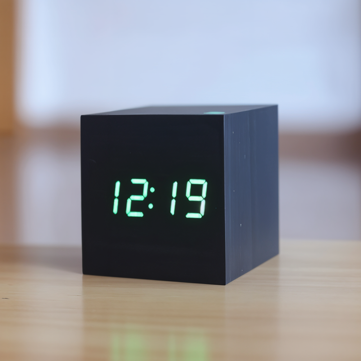 Luvikno | Elegant Digital LED Klokke i Tre