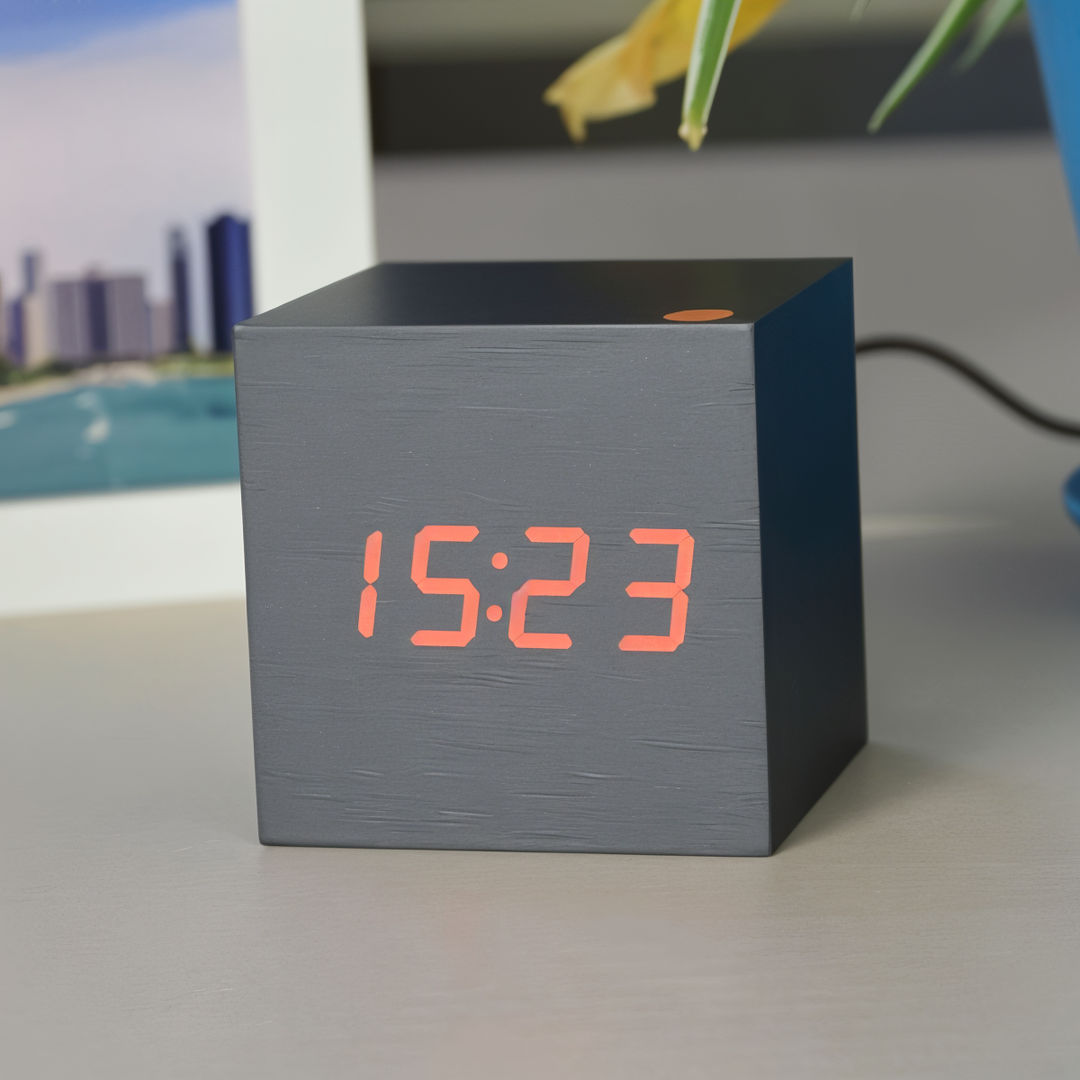 Luvikno | Elegant Digital LED Klokke i Tre
