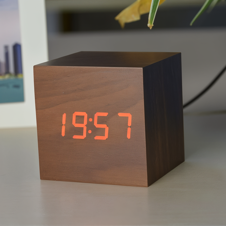 Luvikno | Elegant Digital LED Klokke i Tre