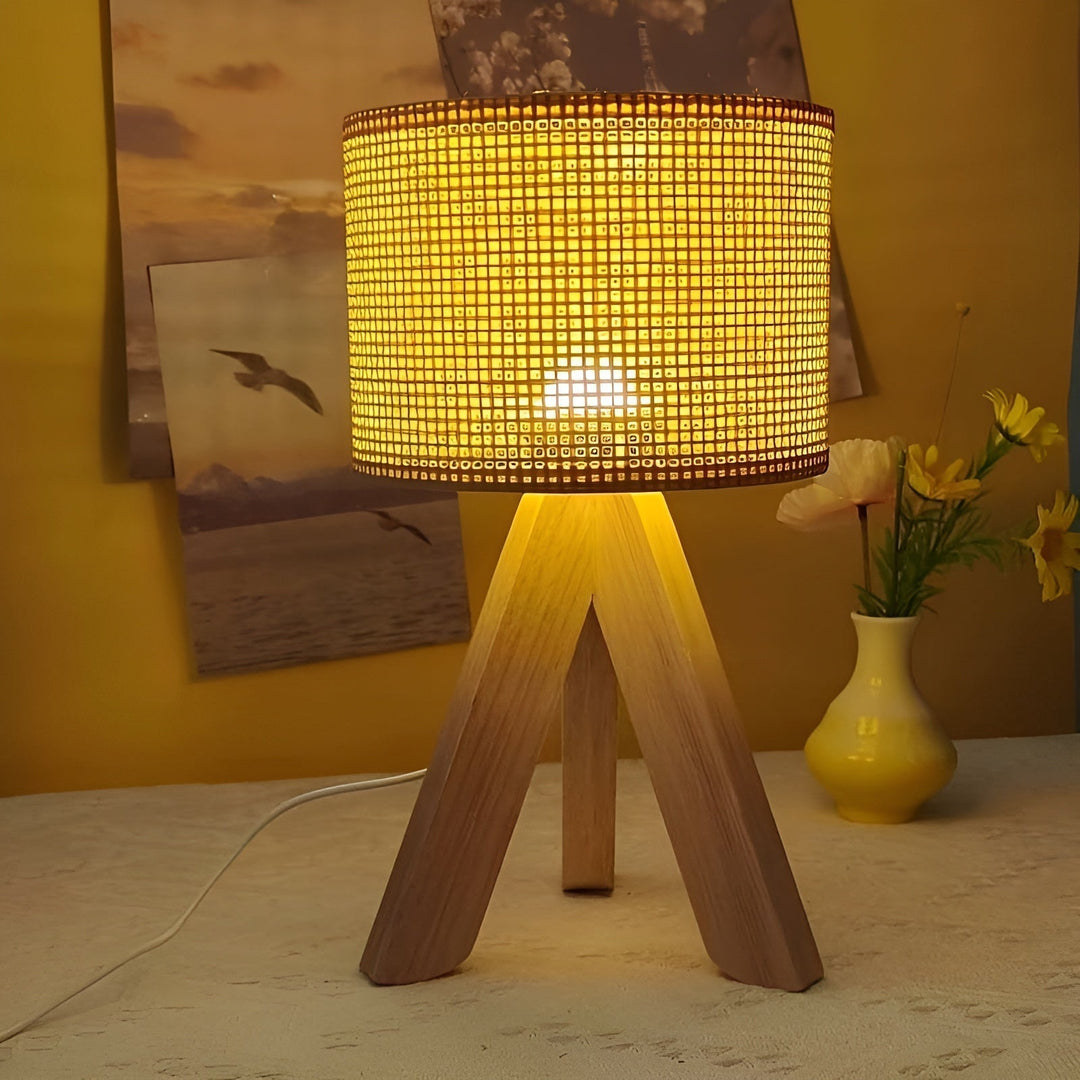 Luvikno | Håndlaget Rattan Bordlampe med USB og LED - Stilren og Bærekraftig Design