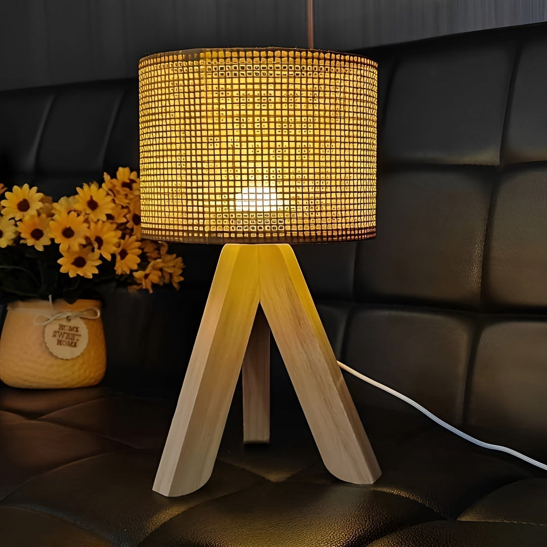 Luvikno | Håndlaget Rattan Bordlampe med USB og LED - Stilren og Bærekraftig Design