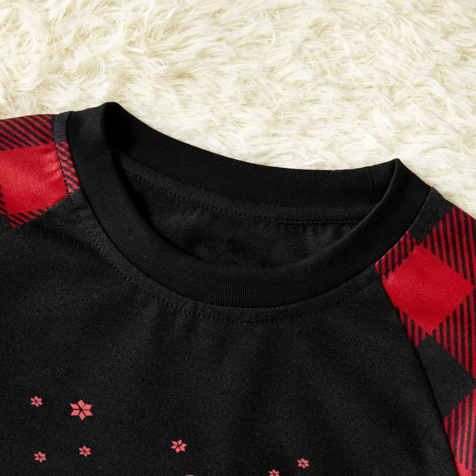 Luvik | Joulukuusi ja "2025 Yhdessä Luodaan Muistoja" kuviollinen kontrastipaita ja musta-punaiset ruutuhousut perhesopivat yöpuvut